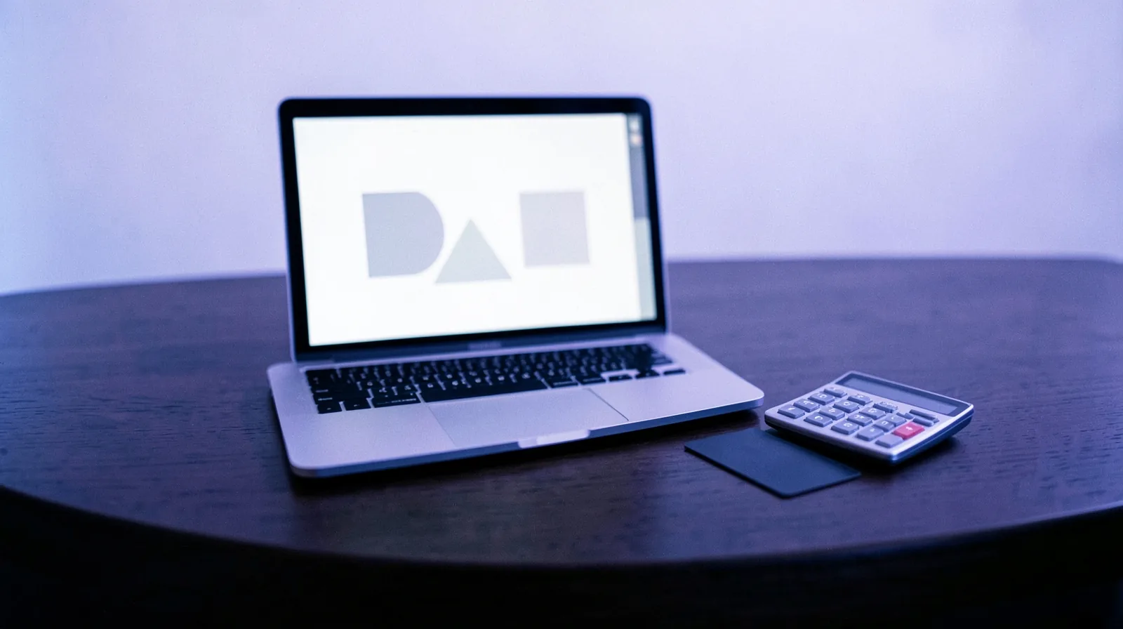 Notebook com painel de campanhas de anúncios ao lado de um cartão de crédito e uma calculadora sobre uma mesa de escritório