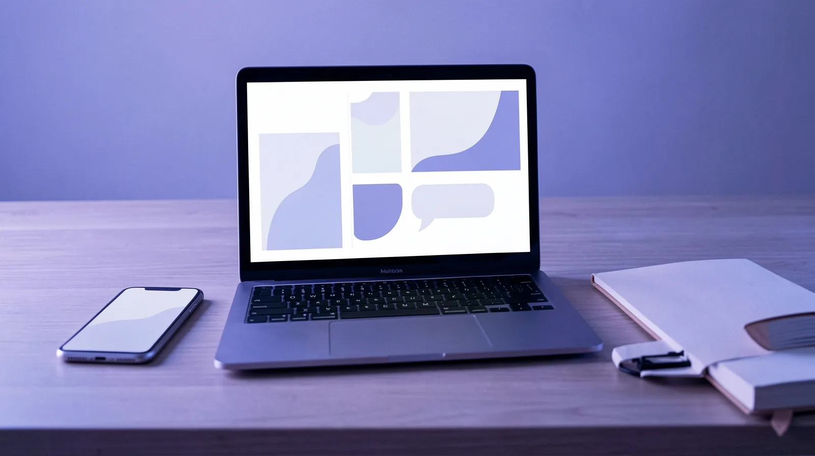 Notebook com painel abstrato de campanhas de anúncios, celular com balões de conversa vazios e agenda sobre uma mesa de escritório